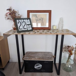 petite table dans le cabinet de Lisa