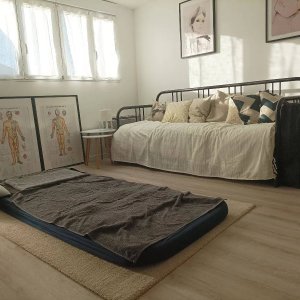 cabinet de Lisa Lehoux avec matelas au sol