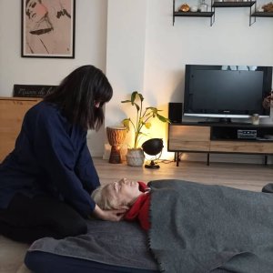 Praticienne shiatsu en train de masser une cliente